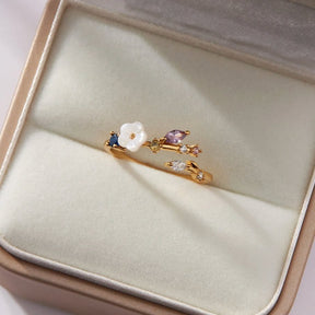 Bague fleur blanche plaquée or vue de face soleil