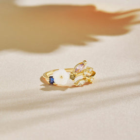 Bague fleur blanche plaquée or vue rapprochée arc