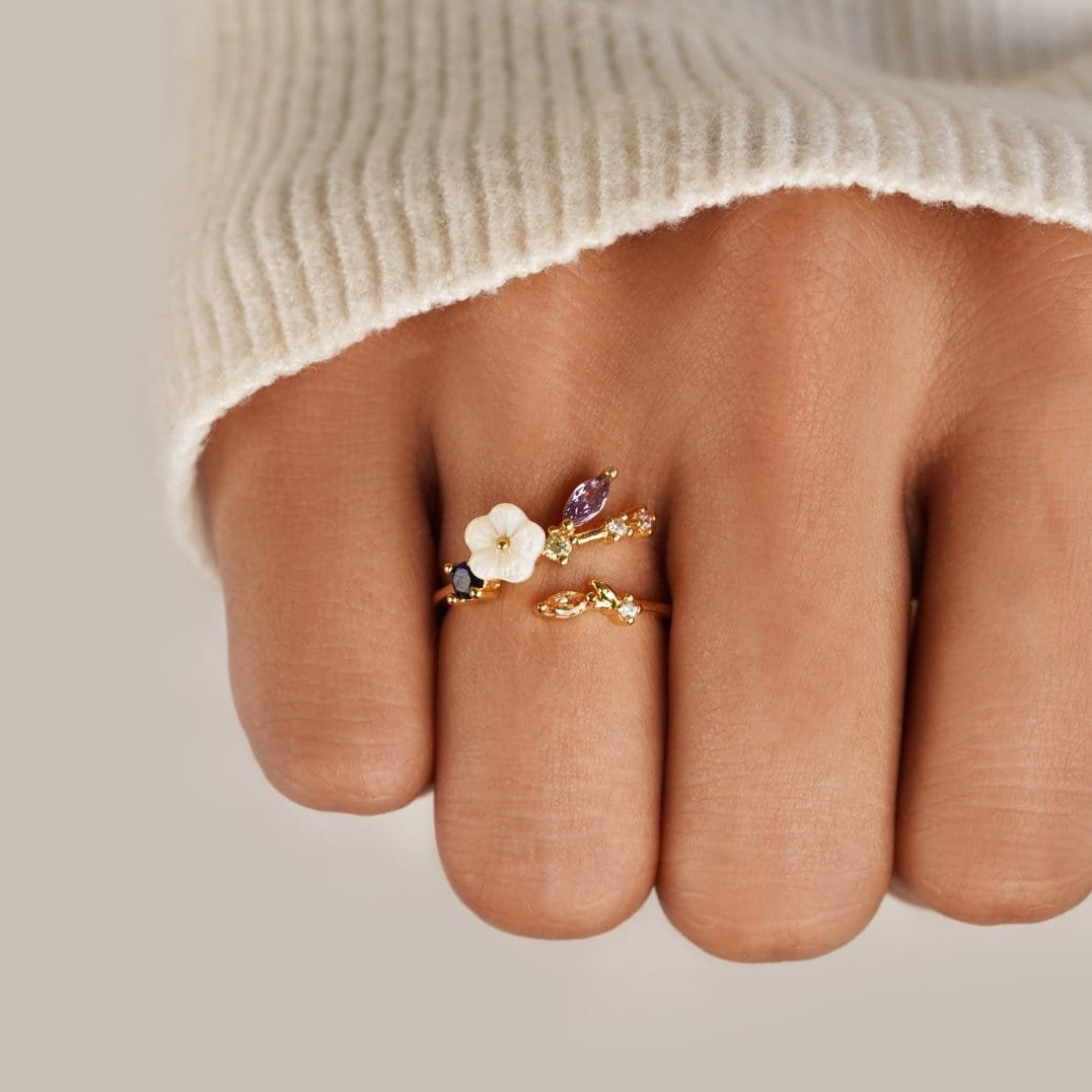 Bague fleur blanche plaquée or vue détaillée étoile