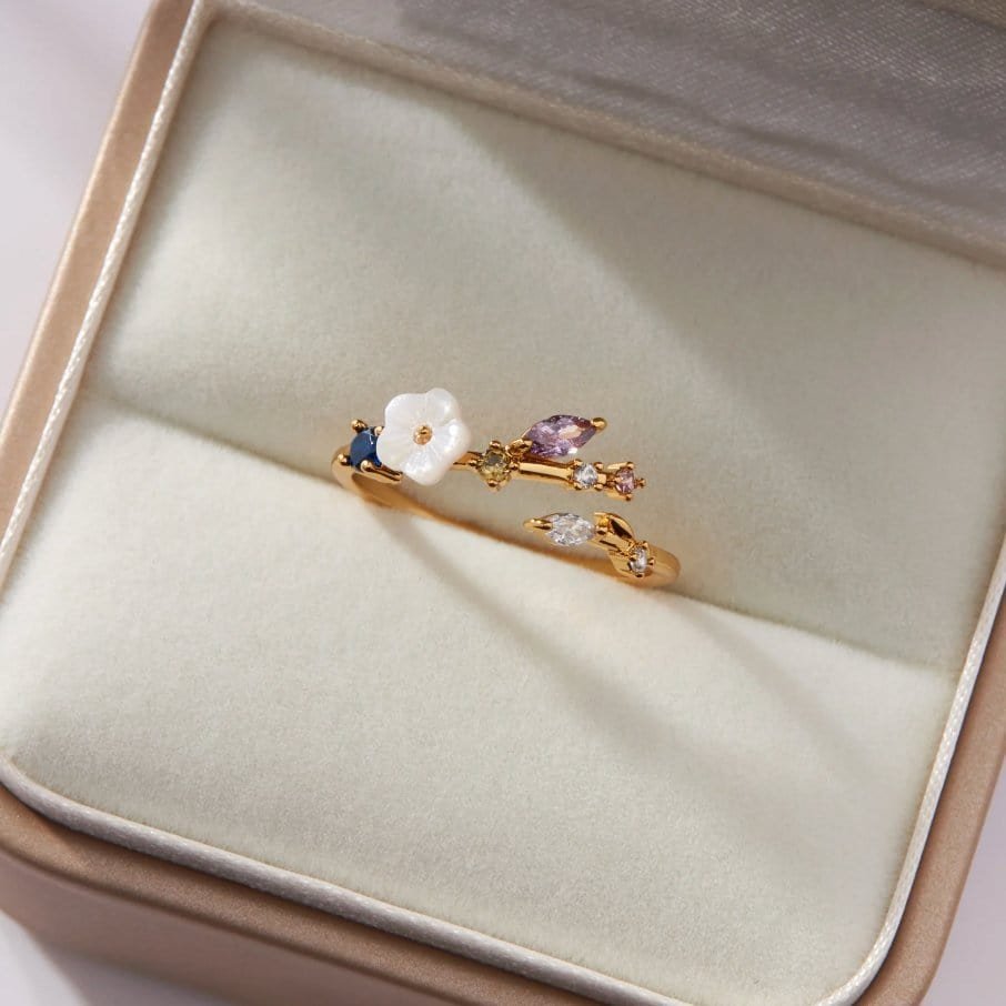 Bague fleurie dorée avec cristaux blancs - douceur