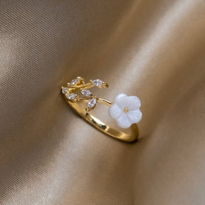 Bague fleur nacre délicate doux