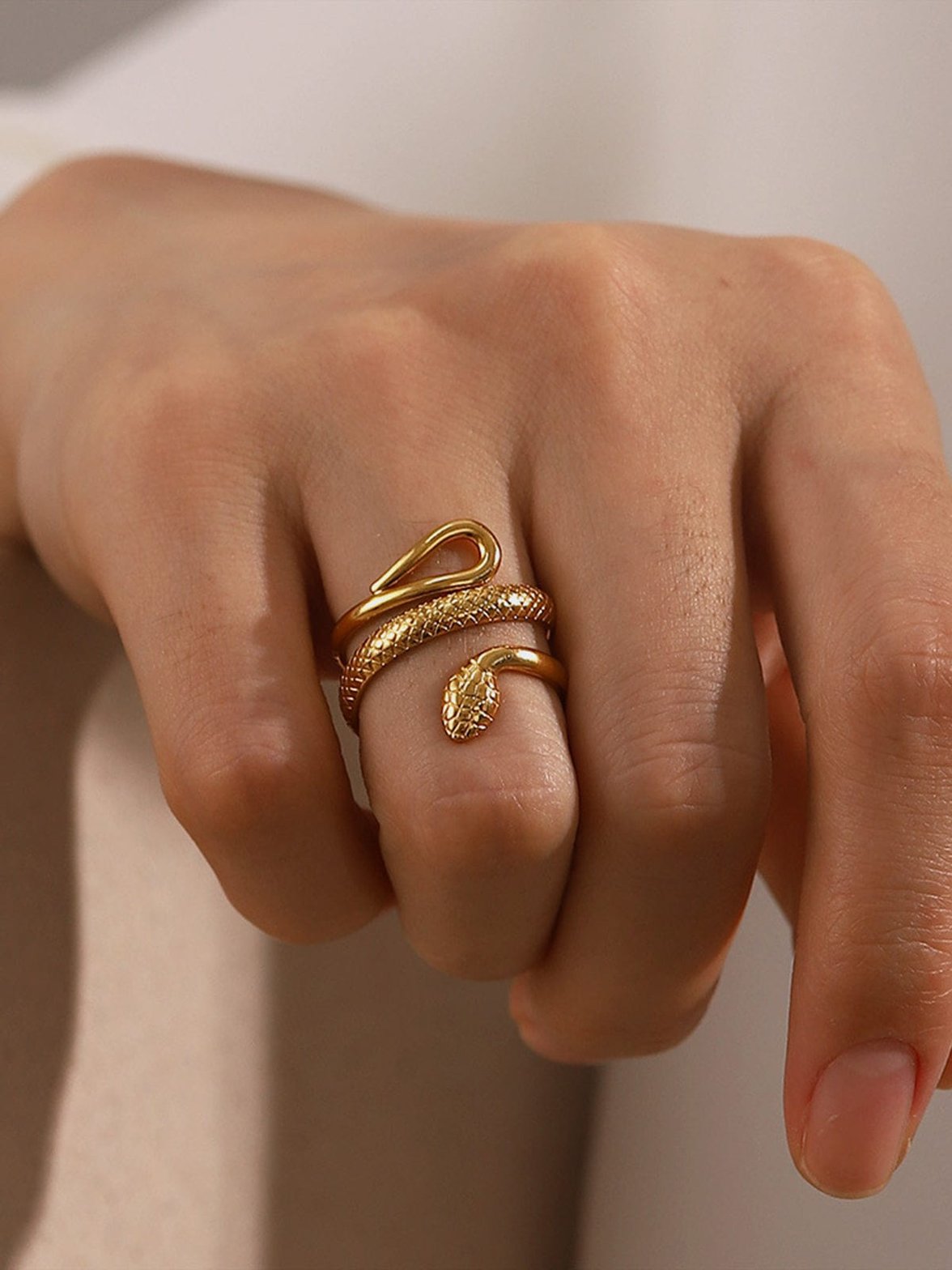 Bague serpent dorée vue latérale étoile