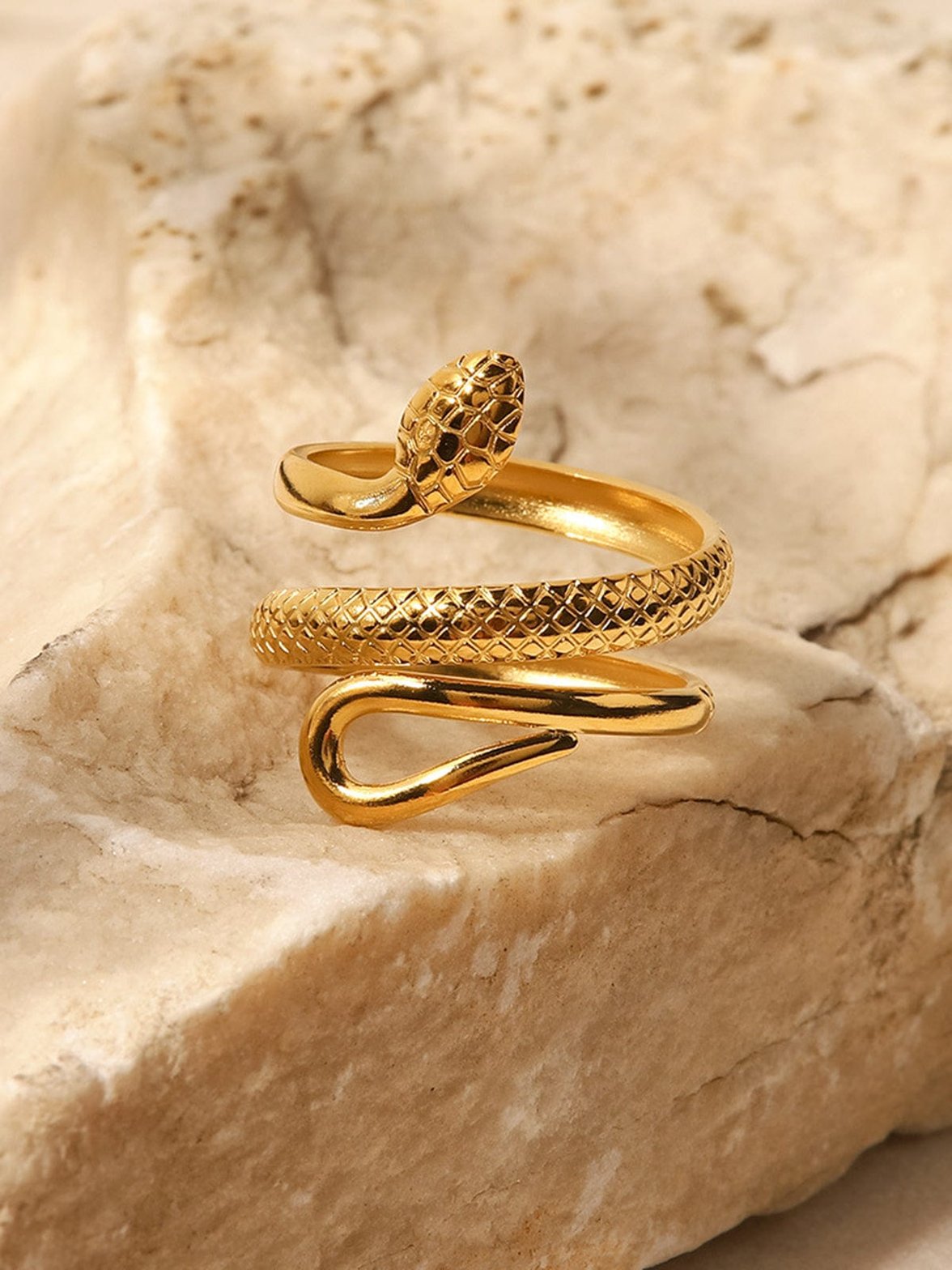 Bague serpent dorée vue de face soleil