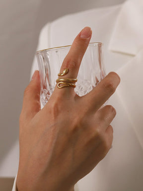 Bague serpent dorée détail écailles lune