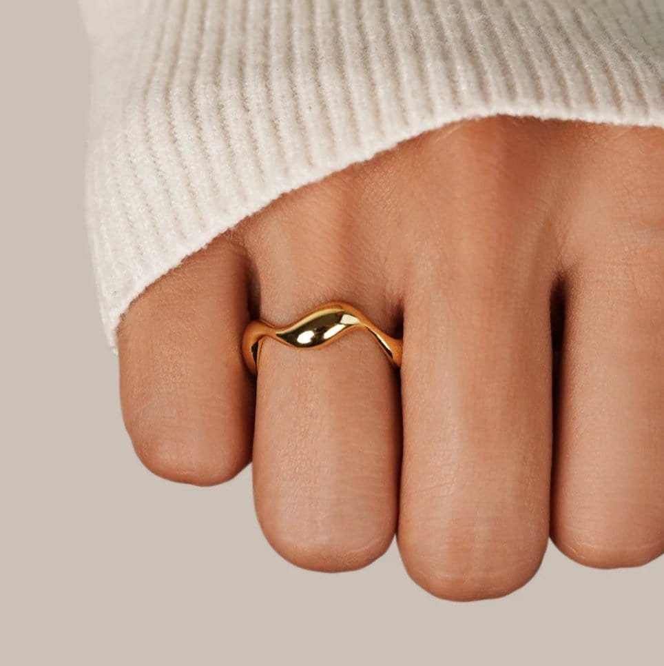 Bague ondulée plaqué or lumière