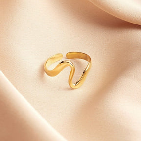 Bague vague dorée mise en situation vague