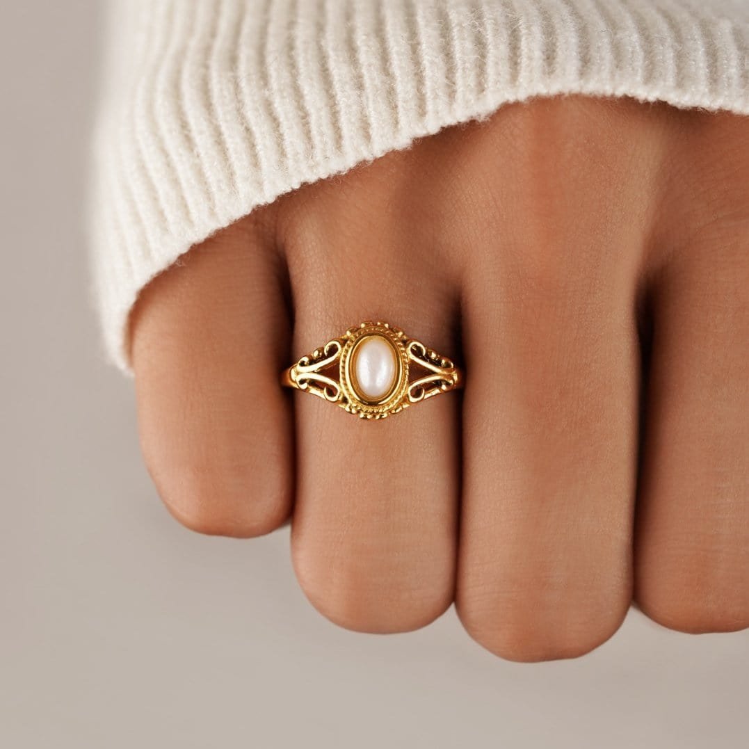 Bague vintage dorée avec perle élégante douceur