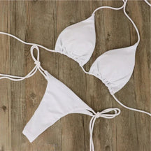 Bikini technologique vue arrière sable