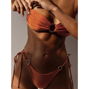 Bikini doré vue arrière plage
