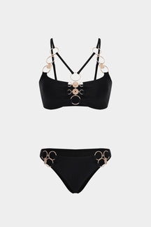 Bikini noir avec anneaux dorés vue de face soleil