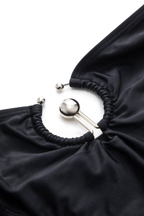 Bikini noir vue latérale océan