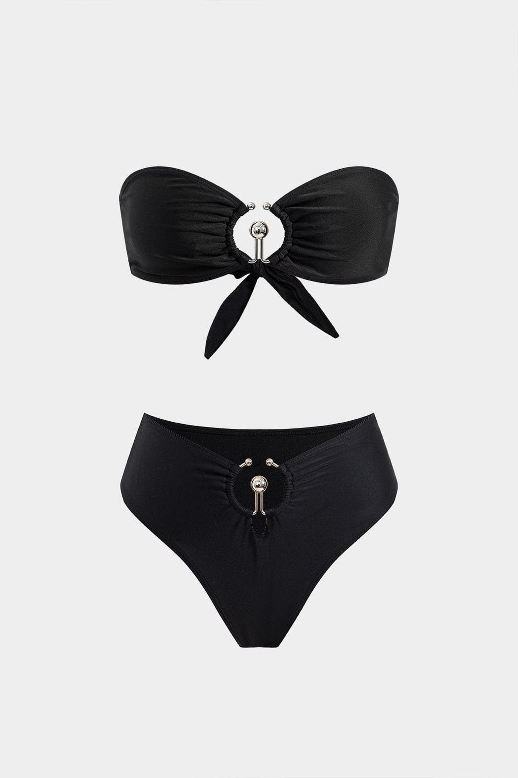 Bikini noir avec anneau métallique vue de face soleil