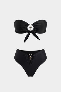 Bikini noir avec anneau métallique vue de face soleil