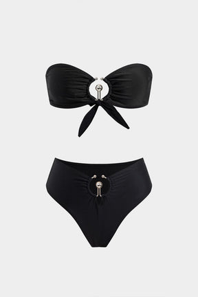 Bikini noir avec anneau métallique vue de face soleil