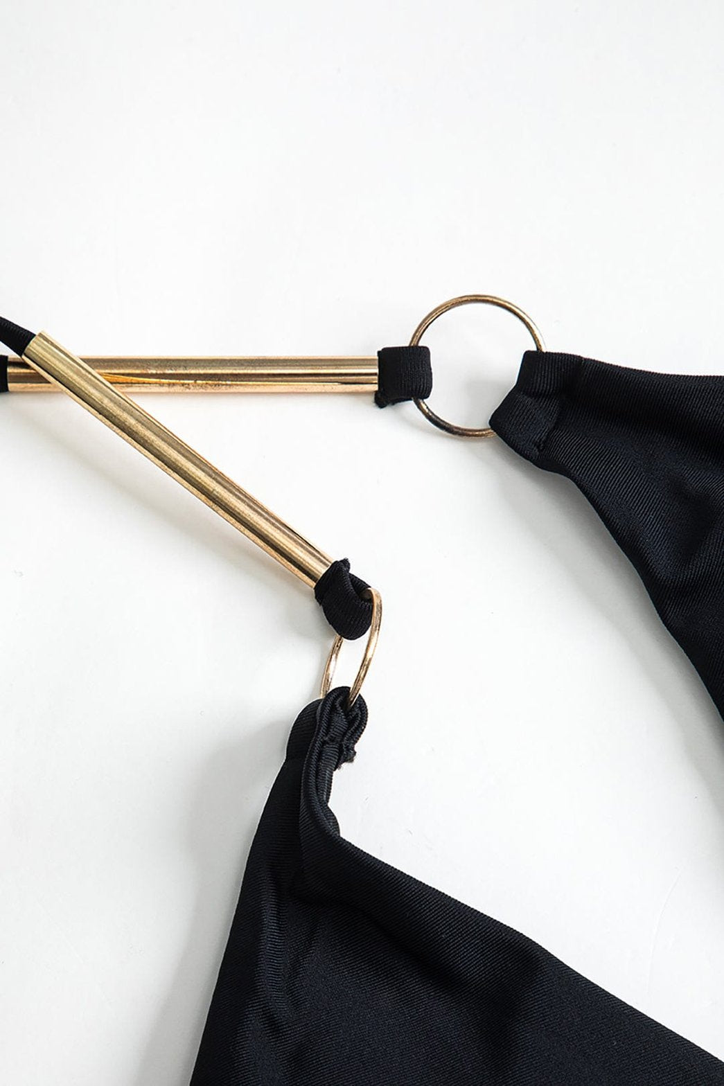Bikini métallisé noir détail des découpes océan