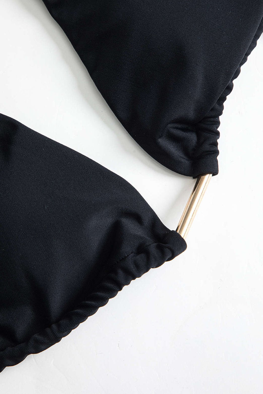 Bikini métallisé noir vue complète sable