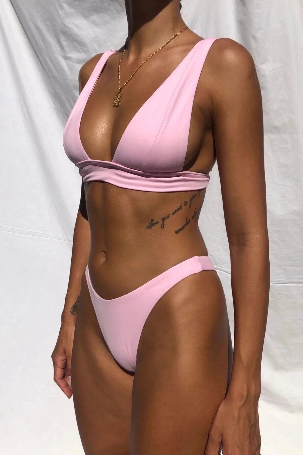 Bikini push-up rose vue dos océan
