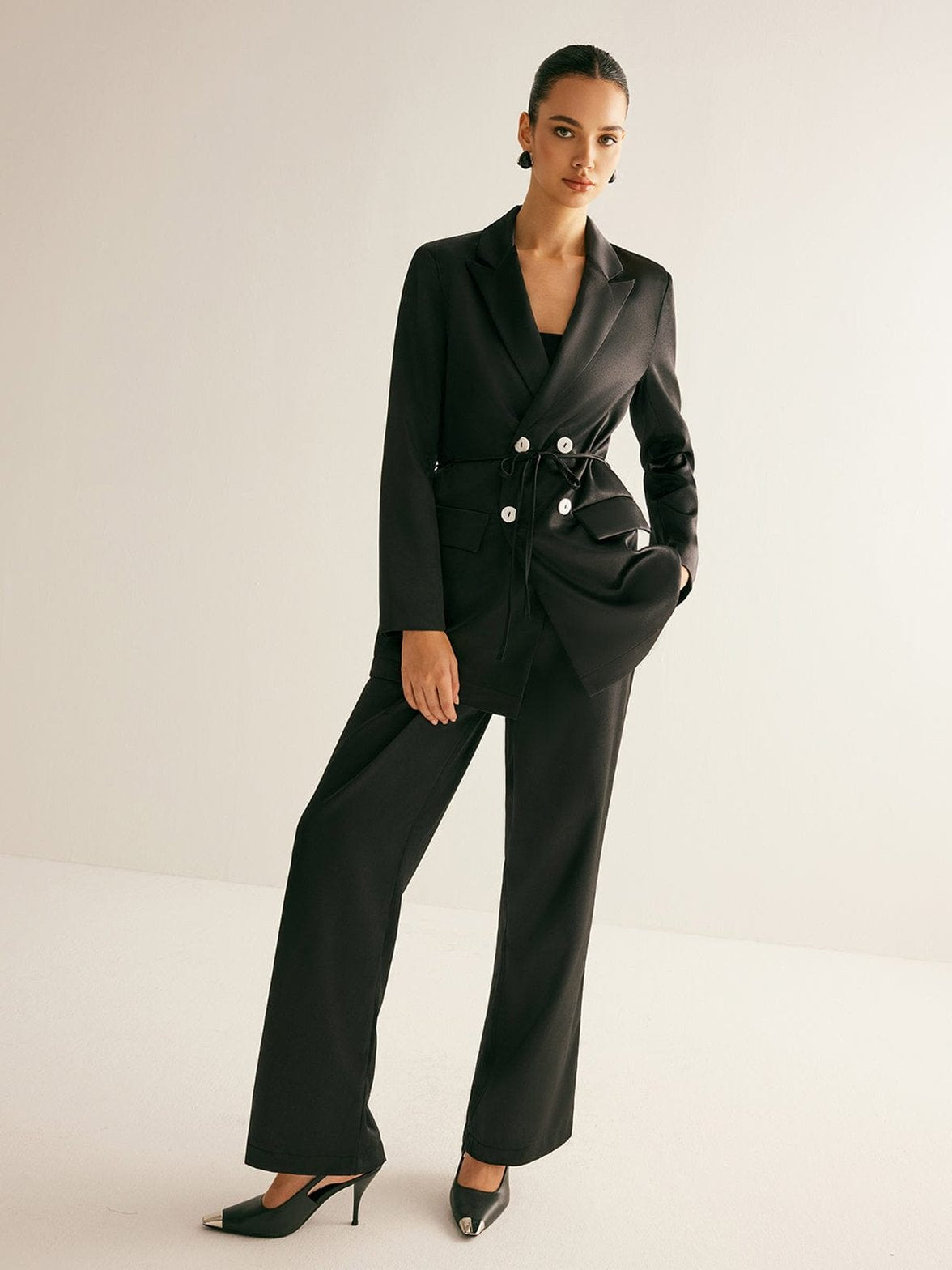 Blazer noir détail finitions perle
