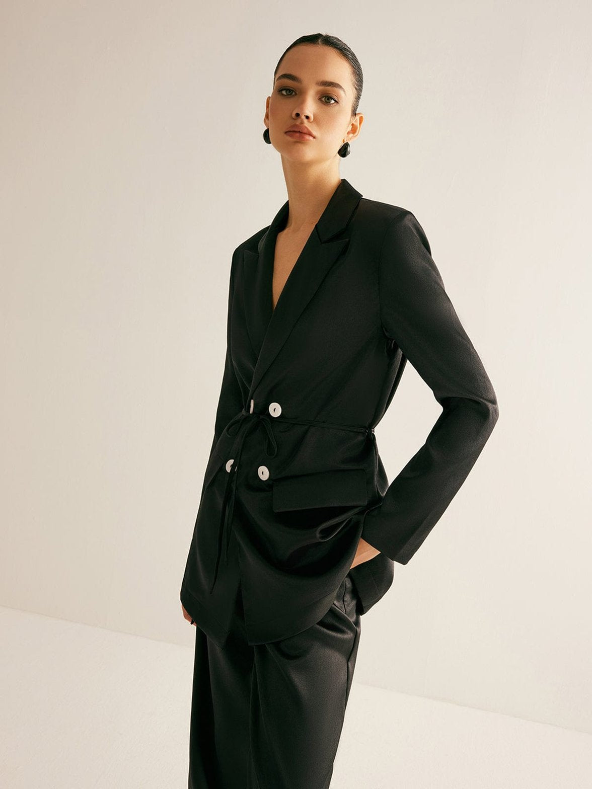 Blazer noir vue de profil zen