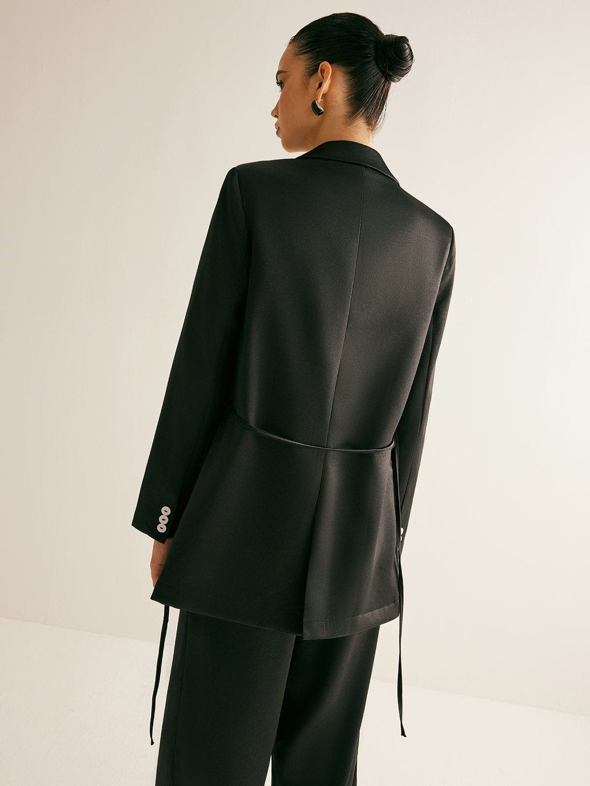 Blazer noir détail boutons cristal
