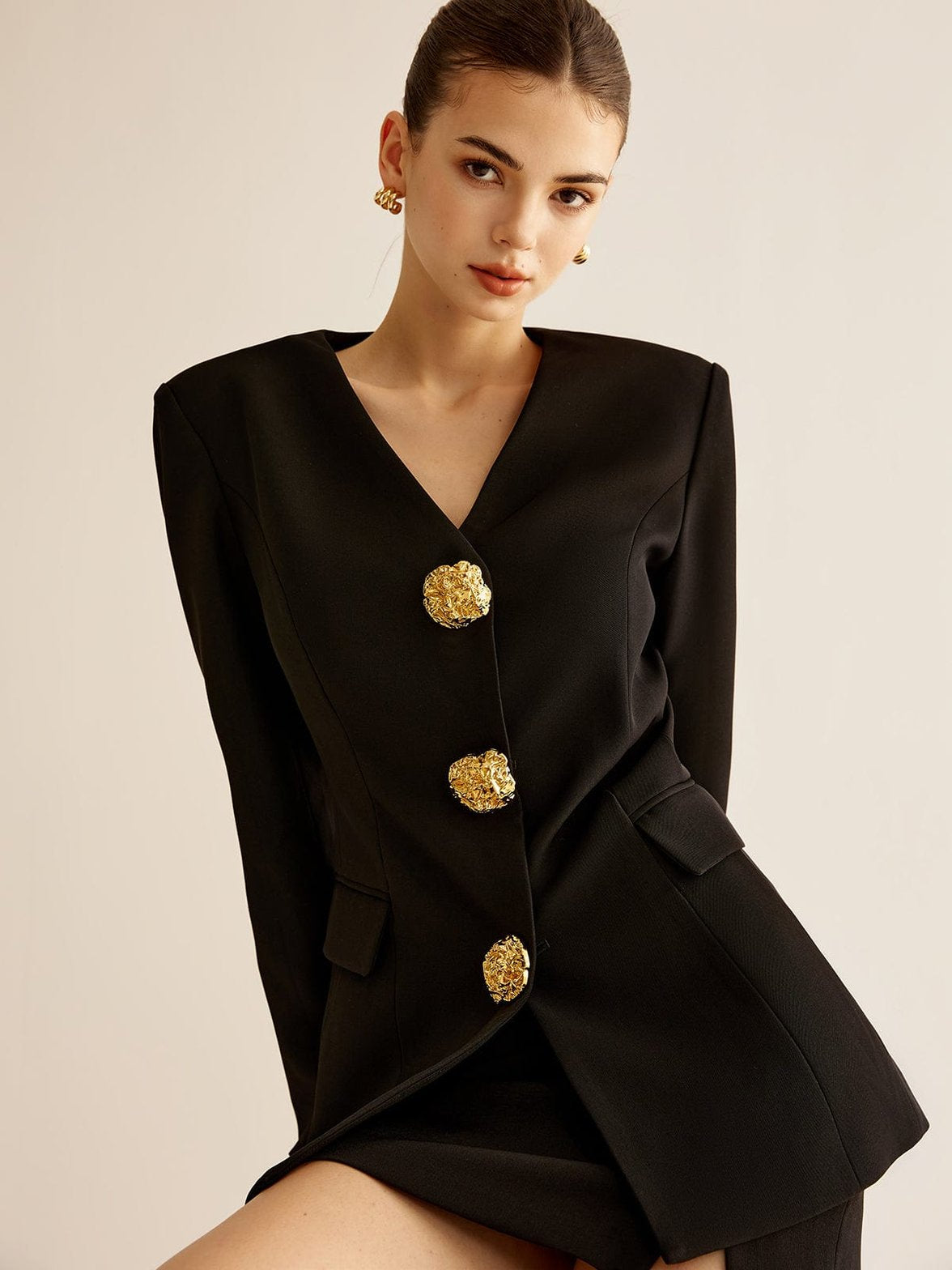 Détail des boutons dorés du blazer chic