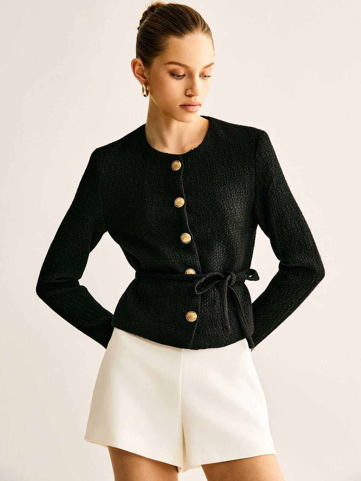 Blazer noir ceinturé détail boutonnage doré pluie