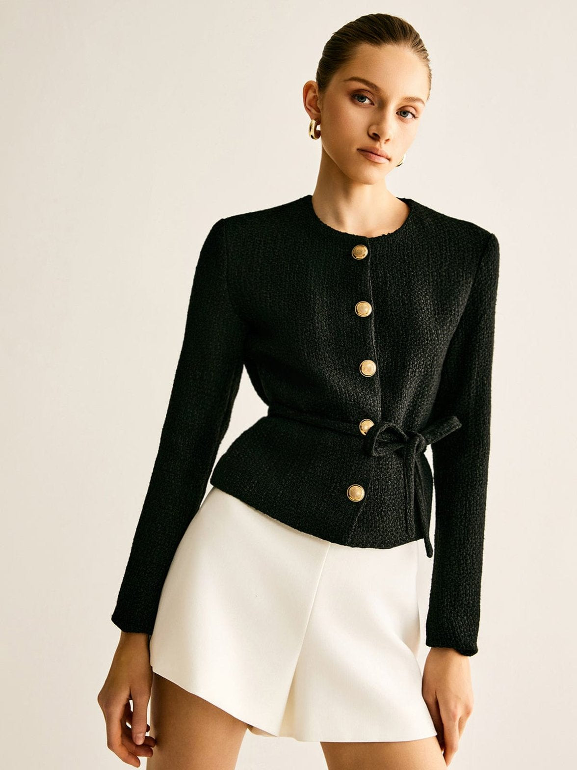 Blazer noir ceinturé vue de face élégant soleil