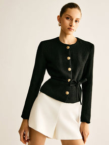 Blazer noir ceinturé vue de face élégant soleil