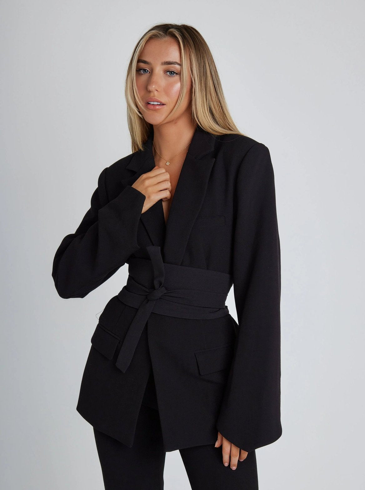 Blazer noir élégant avec ceinture harmonie