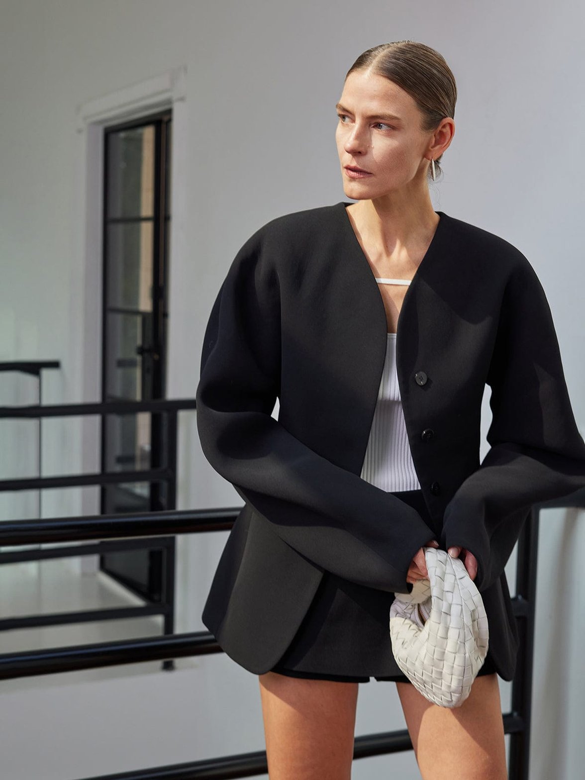 Blazer noir élégant vue de face soleil