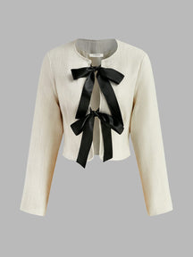Blazer blanc cassé avec nœuds noirs contrastés papillon
