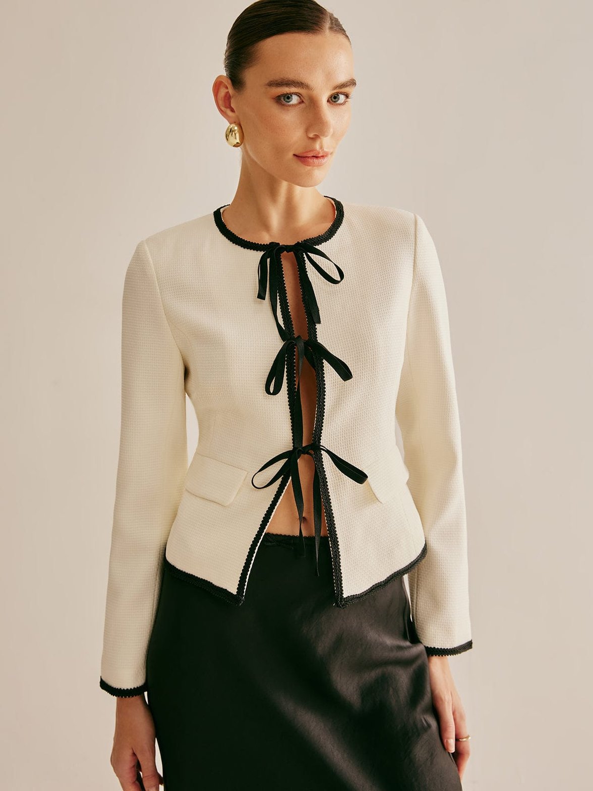 Blazer blanc à nœuds détail fermeture - Raffiné