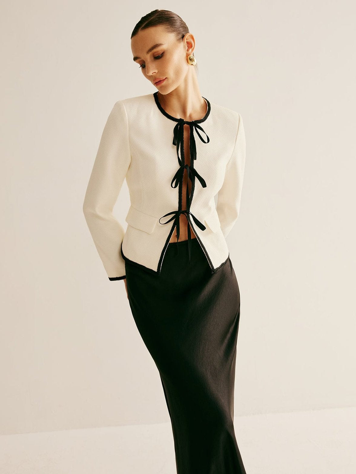 Blazer blanc à nœuds élégant vue de face - Sublime