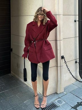 Vue de face du blazer en laine mélangée cerise