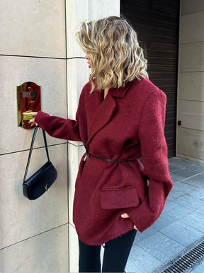 Blazer oversize bordeaux porté avec style papillon