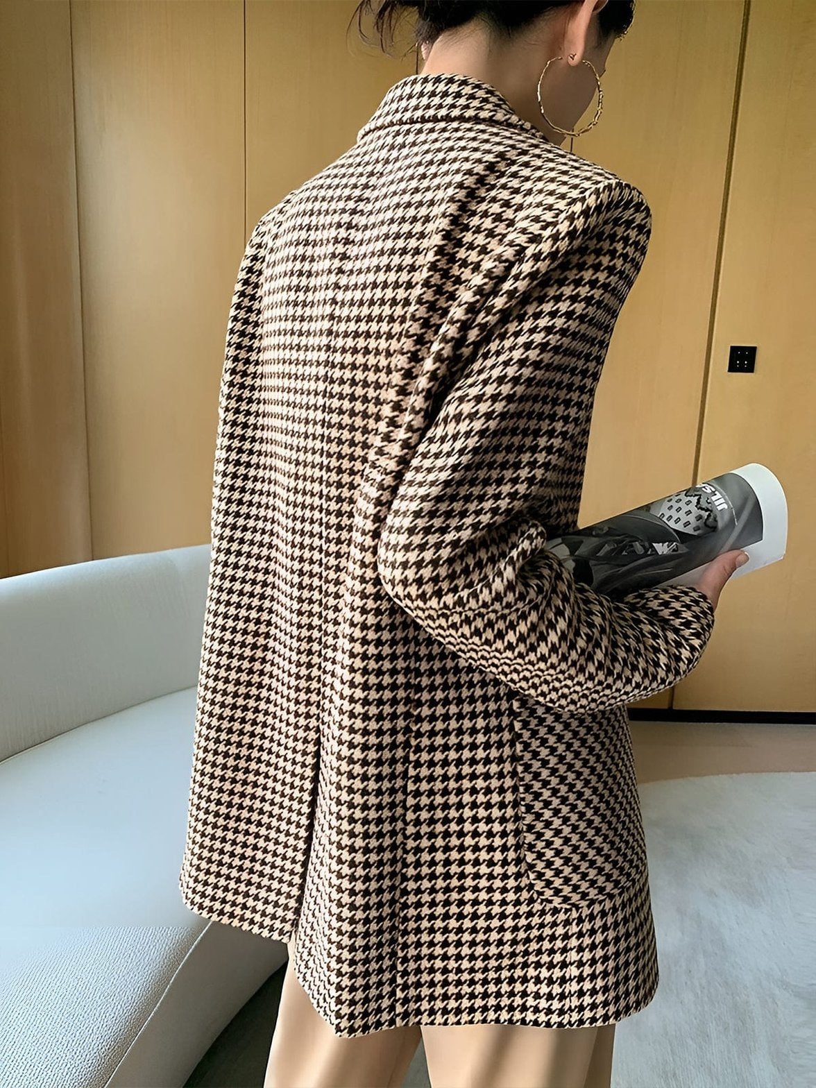 Blazer pied-de-poule porté sophistication