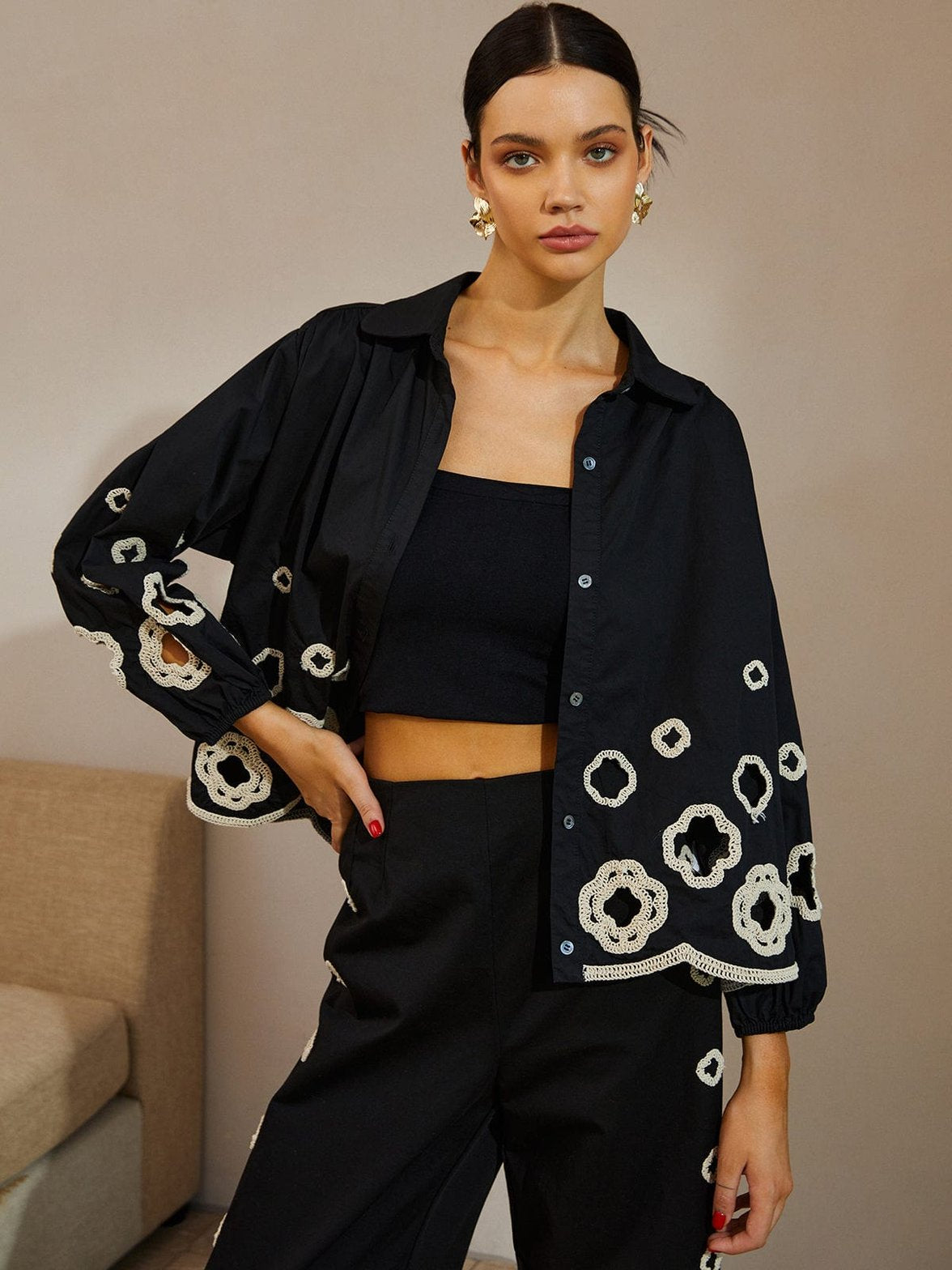 Blouse noire brodée élégante vue de face soleil
