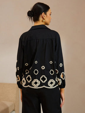 Blouse noire brodée vue de côté étoile