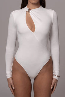 Body blanc élégant avec découpe métallique tendance