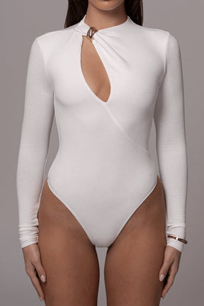 Body blanc élégant avec découpe métallique tendance
