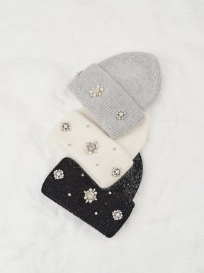 Bonnet luxueux avec détails bijoux élégance