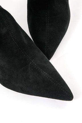 Bottes élégantes portées avec tenue nuage