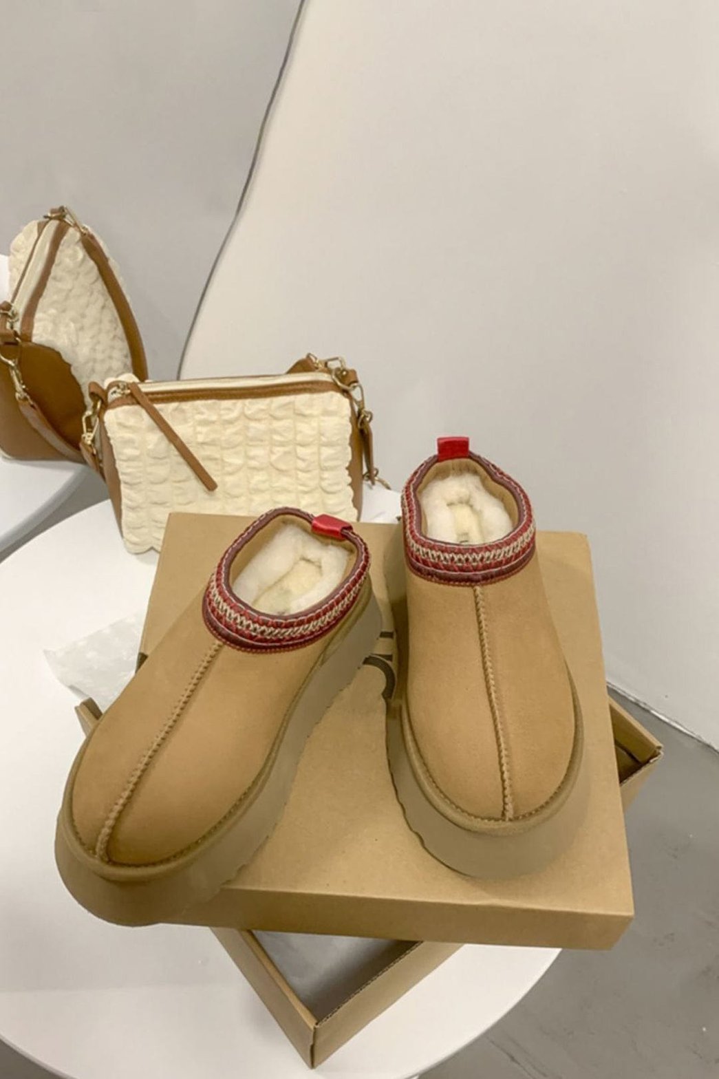 Bottes doublées polaires détail bordure neige