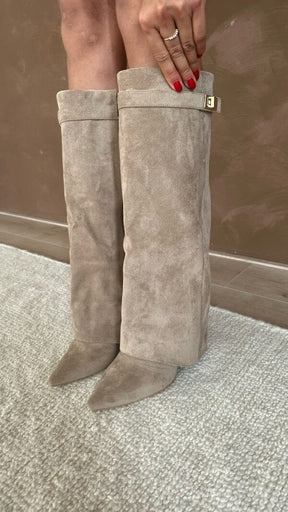 Bottes fourrées élégantes portées douceur