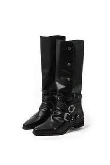 Bottes motardes noires cloutées vue avant soleil