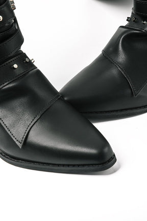 Bottes motardes noires cloutées vue détail nuage