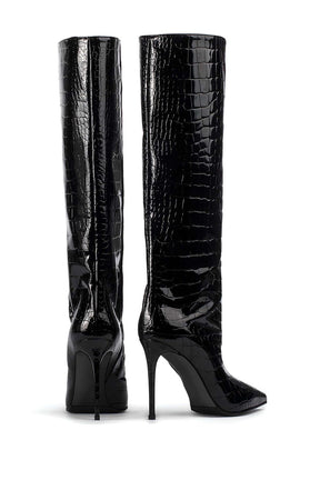 Détail texture croco des bottes noires brillantes lune