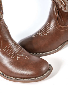 Bottes élégantes marron vue dessus nuage