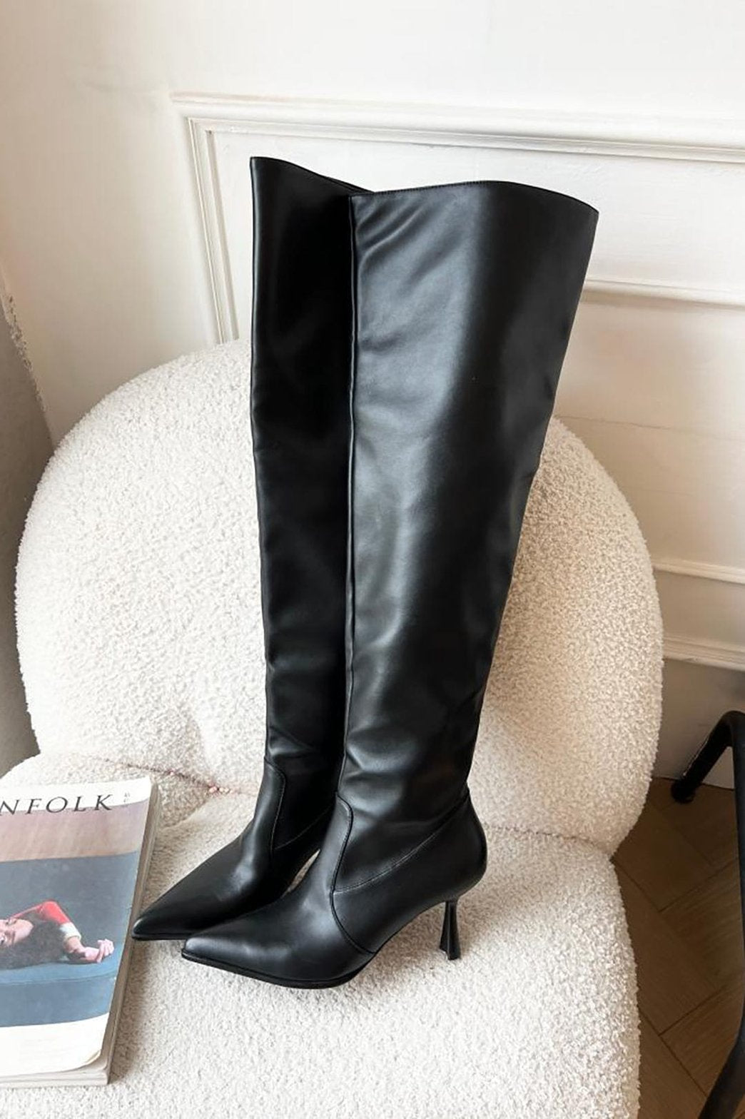 Bottes élégantes noires à talon fin douceur