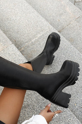 Bottes noires élégantes à bout rond vue de profil soleil